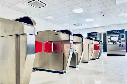 Máy đọc thẻ khi lên tàu metro.