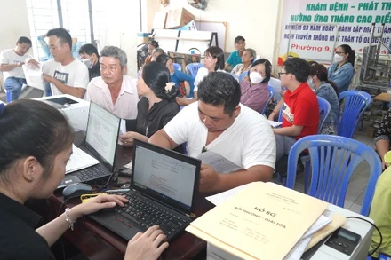 Ngày 12/2, đông đảo người dân thuộc phường 9 (nay là phường Hưng Phú), quận 8 hiệp thương để "chốt" ban hành phương án bồi thường Dự án cải tạo bờ bắc kênh Đôi. (Ảnh: THẾ ANH)