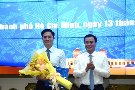 Ông Trần Quang Lâm nhận quyết định của Ủy ban nhân dân Thành phố giao quyền Giám đốc Sở Xây dựng Thành phố Hồ Chí Minh.