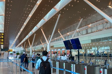 Hành khách làm thủ tục bay ở Nhà ga hành khách T3. (Ảnh: QUÝ HIỀN)