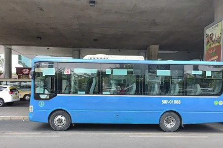 Tuyến xe buýt 152 (Khu dân cư Trung Sơn-Bến Thành-Sân bay Tân Sơn Nhất) phục vụ đưa đón hành khách tại sân bay Tân Sơn Nhất. (ảnh: QUÝ HIỀN)