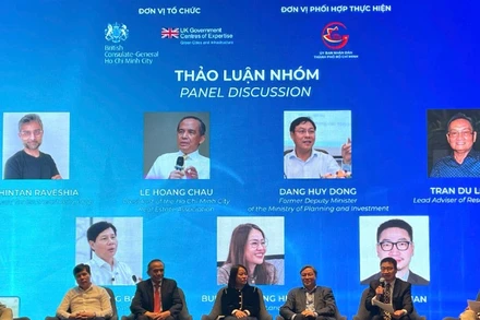 Chuyên gia, diễn giả cùng lãnh đạo các cơ quan có thẩm quyền trao đổi, chia sẻ tại Hội thảo Giải pháp triển khai mô hình phát triển đô thị theo định hướng Giao thông công cộng (TOD) tại Thành phố Hồ Chí Minh. (Ảnh: QUÝ HIỀN)