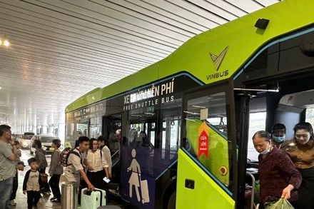 Hành khách được sử dụng xe buýt trung chuyển miễn phí từ nhà ga T1, T2 qua nhà ga T3 mới đưa vào hoạt động. (Ảnh: QUÝ HIỀN)