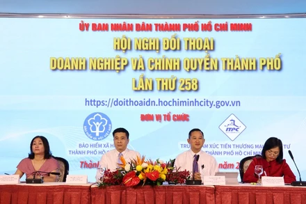 Tại hội nghị, Bảo hiểm xã hội Thành phố Hồ Chí Minh cung cấp, giải đáp các thắc mắc cho doanh nghiệp về những quy định, thay đổi liên quan chính sách bảo hiểm xã hội, bảo hiểm y tế, bảo hiểm thất nghiệp. (Ảnh: QUÝ HIỀN)