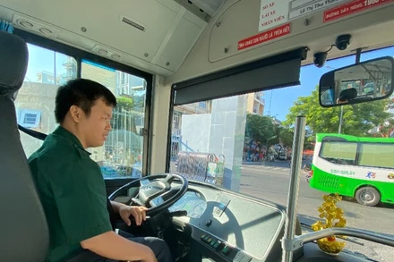 Xe buýt, một loại hình vận tải phải xin phép kinh doanh và phù hiệu để hoạt động. (Ảnh: QUÝ HIỀN)