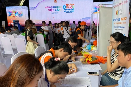 Sàn giao dịch việc làm ngành du lịch Thành phố Hồ Chí Minh năm 2024 thu hút đông đảo các bạn trẻ tham gia ứng tuyển (Ảnh: QUÝ HIỀN)