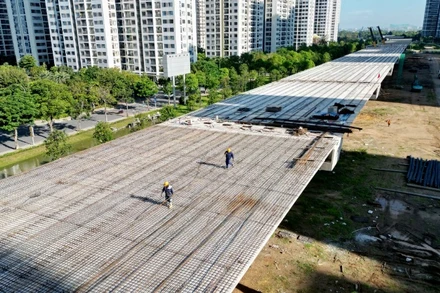 Thi công cầu, đường dự án Vành đai 3 Thành phố Hồ Chí Minh. (Ảnh: THẾ ANH)