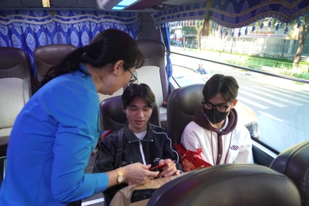 Lãnh đạo Liên đoàn lao động Thành phố Hồ Chí Minh tiễn công nhân lao động về quê trên chuyến xe mùa xuân.