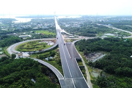 Đoạn phía tây cao tốc Bến Lức-Long Thành nối từ tỉnh Long An đến huyện Nhà Bè, Thành phố Hồ Chí Minh dài 21km đã thi công hoàn tất, tổ chức thông xe ngày 19/4. (Ảnh: QUÝ HIỀN)