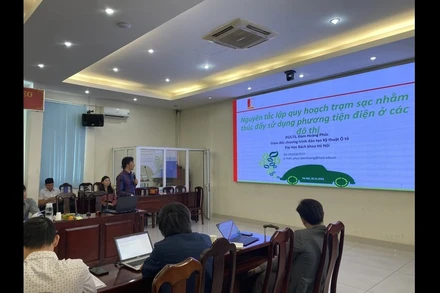 Các chuyên gia tham gia Hội thảo tiêu chuẩn trạm sạc cho phương tiện giao thông điện