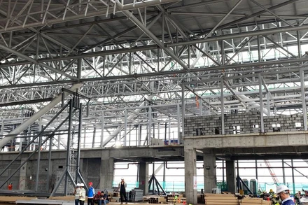 Tầng 3 của công trình Nhà ga T3 Tân Sơn Nhất huy động tối đa nhân công thi công xây dựng. (Ảnh: QUÝ HIỀN)