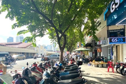 Vỉa hè tuyến đường Phan Chu Trinh, bên hông chợ Bến Thành, Quận 1, tuyến đường được Quận 1 thí điểm thực hiện thu phí theo Quyết định 32 của Ủy ban nhân dân thành phố. (Ảnh: QUÝ HIỀN)