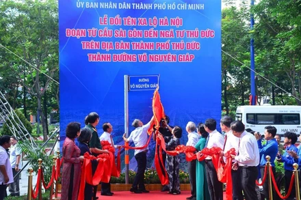 Các đại biểu tham dự Lễ đổi tên đường Võ Nguyên Giáp.