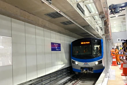 Đoàn tàu về đến ga trung tâm Bến Thành trong sự reo hò, phấn khởi của mọi người.