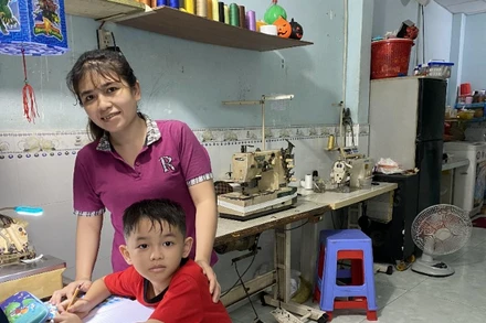 Công nhân lao động thuê nhà trọ tại Khu nhà trọ thuộc phường Bình Hưng Hòa A, quận Bình Tân (Ảnh: QUÝ HIỀN)