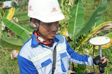 Ban Quản lý dự án đầu tư xây dựng các công trình giao thông Thành phố Hồ Chí Minh tổ chức cắm mốc và giao ranh dự án cao tốc Thành phố Hồ Chí Minh-Mộc Bài. (Ảnh: QUÝ HIỀN)