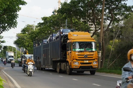 Xe container vận chuyển hàng hóa vào cảng Hiệp Phước. (Ảnh: THẾ ANH)