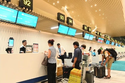 Hành khách làm thủ tục tại nhà ga quốc nội T3 sân bay Tân Sơn Nhất. (Ảnh: QUÝ HIỀN)