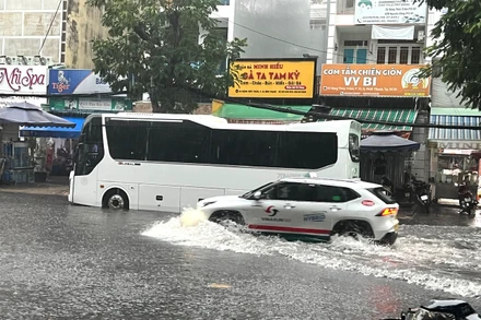 Cơn mưa sáng sớm ngày 10/5 gây ngập nặng tại tuyến đường Đặng Thùy Trâm, quận Bình Thạnh. (Ảnh: QUÝ HIỀN)