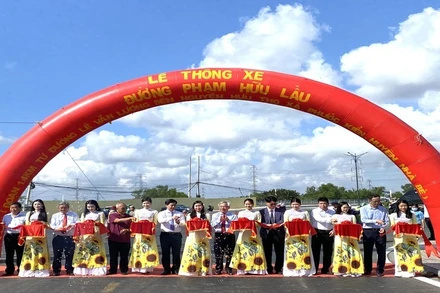 Huyện Nhà Bè, Thành phố Hồ Chí Minh chính thức hoàn thành, thông xe tuyến đường Phạm Hữu Lầu dài gần 1,5 km sau 3 năm thi công.