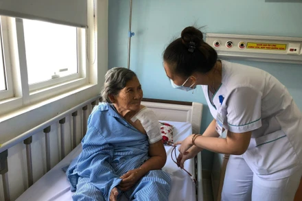 Khám chữa bệnh Bảo hiểm Y tế cho người cao tuổi.