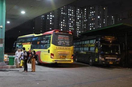 Lực lượng Thanh tra giao thông kiểm tra một điểm “xe dù”có xe khách hoạt động trên Quốc lộ 1A.