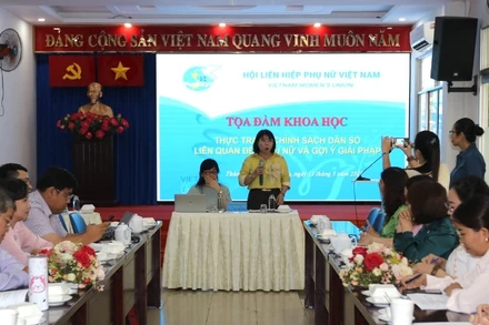 Tọa đàm khoa học “Thực trạng chính sách dân số liên quan đến phụ nữ và gợi ý giải pháp”. (Ảnh: QUÝ HIỀN)