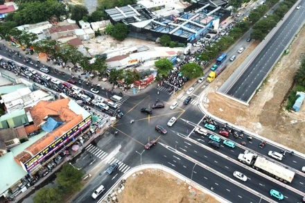 Nút giao Nguyễn Văn Linh-Nguyễn Hữu Thọ thi công hoàn tất, đưa vào hoạt động giúp giải tỏa ùn tắc giao thông, mở cánh cửa khu vực phía nam thành phố. (Ảnh: QUÝ HIỀN)