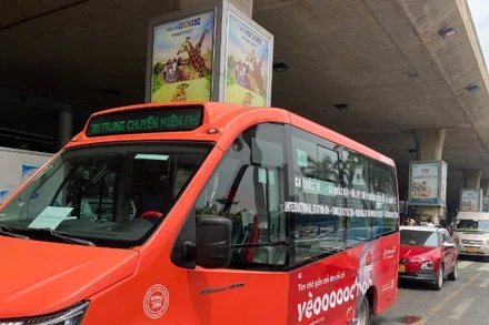 Xe buýt 30 chỗ sẽ trung chuyển hành khách miễn phí từ sân bay Tân Sơn Nhất ra đường Bạch Đằng nhằm hỗ trợ hành khách đi lại thuận tiện dịp Tết. (Ảnh: QUÝ HIỀN)