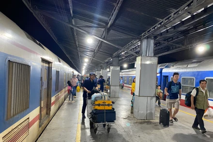 Hành khách đi tàu.