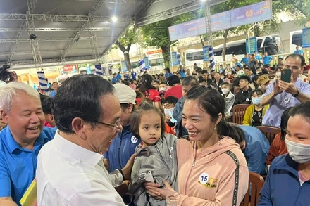 Bí thư Thành ủy Thành phố Hồ Chí Minh thăm hỏi, tặng quà, chúc Tết công nhân lao động Thành phố, sáng 27 tháng Chạp. (Ảnh: QUÝ HIỀN)