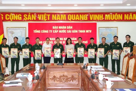 Cơ quan Thường trực Báo Nhân Dân tại Thành phố Hồ Chí Minh và Tổng công ty Cấp nước Sài Gòn trách nhiệm hữu hạn Một thành viên trao tặng báo Xuân Nhân Dân Ất Tỵ 2025 cho cán bộ, chiến sĩ Bộ đội Biên phòng Thành phố Hồ Chí Minh. 