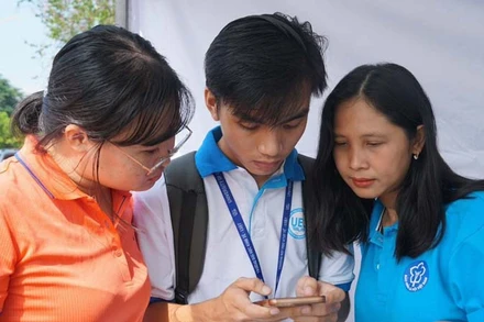 Nhân viên Bảo hiểm xã hội Thành phố Hồ Chí Minh hướng dẫn sinh viên cài đặt VssID.