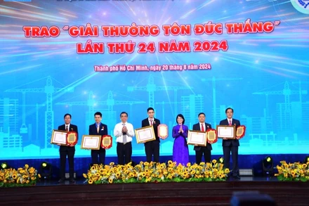 Ông Nguyễn Phước Lộc, Phó Bí thư Thành ủy Thành phố Hồ Chí Minh, Bí thư Đảng đoàn, Chủ tịch Ủy ban Mặt trận Tổ quốc Việt Nam Thành phố Hồ Chí Minh trao giải thưởng cho các cá nhân đoạt Giải thưởng Tôn Đức Thắng lần thứ 24. (Ảnh: QUÝ HIỀN)