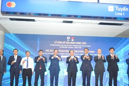 Lãnh đạo Thành phố Hồ Chí Minh công bố vận hành chính thức tuyến metro số 1 Bến Thành-Suối Tiên sáng 22/12. (Ảnh: THẾ ANH) 