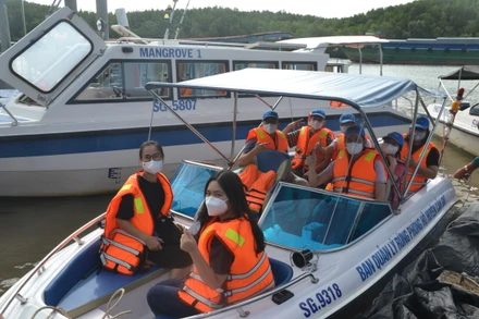 Tuyến du lịch đường thủy từ Trung tâm Thành phố Hồ Chí Minh đến Khu du lịch Vàm Sát (huyện Cần giờ) thu hút du khách tham quan.