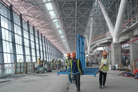 Công nhân tăng tốc thi công khu vực phòng chờ ra máy bay, công trình Nhà ga T3, Sân bay Tân Sơn Nhất ngày 27/12. (Ảnh: THẾ ANH)