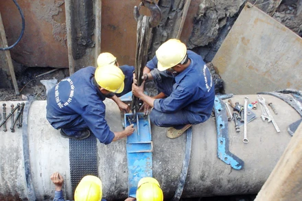 Thực hiện sửa chữa, bảo trì máy móc thiết bị tại Nhà máy nước Thủ Đức.