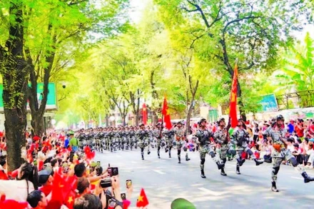Nhân dân Thành phố Hồ Chí Minh và cả nước hân hoan, trong Lễ kỷ niệm 50 năm Ngày Giải phóng miền nam, thống nhất đất nước. (Ảnh THẾ ANH)