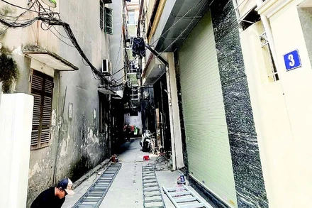 Người dân quận Cầu Giấy chủ động đầu tư, lắp đặt hệ thống thang thoát hiểm bên ngoài tòa nhà.