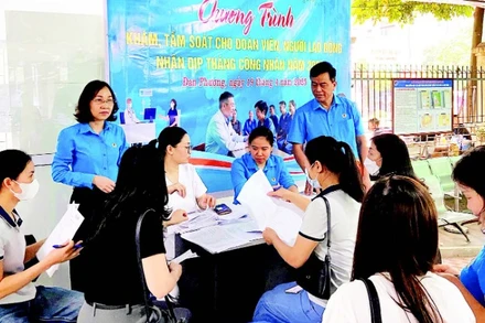 Liên đoàn Lao động huyện Đan Phượng tổ chức khám sức khỏe sinh sản, tầm soát phát hiện ung thư miễn phí cho hơn 120 đoàn viên, người lao động. (Ảnh HOÀNG THỊ THANH)