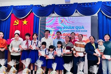 100 phần quà tết được trao tận tay đến người nghèo, người có hoàn cảnh khó khăn.