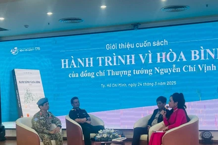 Các đại biểu trao đổi tại buổi giới thiệu sách.