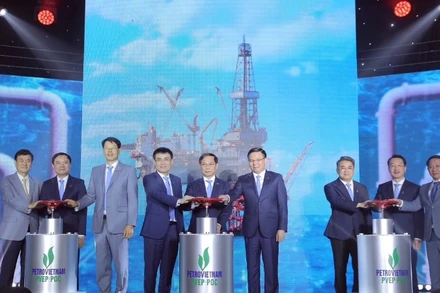 Các đại biểu thực hiện nghi thức đón dòng dầu đầu tiên của dự án Đại Hùng Pha 3.