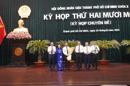 Đồng chí Nguyễn Văn Được nhận hoa chúc mừng của các đồng chí lãnh đạo Thành phố Hồ Chí Minh. (Ảnh: Thế Anh)