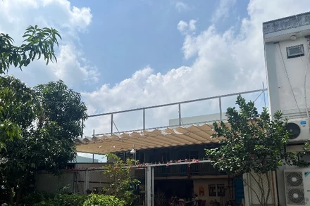 Người dân dựng nhà tạm để sinh sống