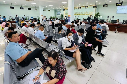 Người dân làm thủ tục nhà, đất tại Văn phòng đăng ký đất đai thành phố Thủ Đức.