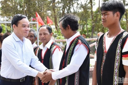 Phó Thủ tướng Chính phủ Trần Lưu Quang động viên dân làng Đê Kjêng (xã Ayun, huyện Mang Yang) phát huy tinh thần đoàn kết, giúp nhau phát triển kinh tế. 