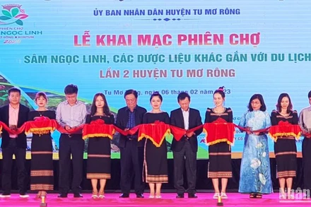 Các đại biểu cắt băng khai mạc phiên chợ.