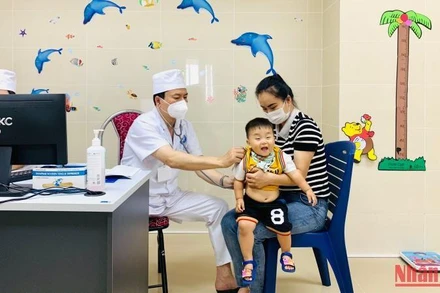 Bác sĩ Bệnh viện Sản Nhi tỉnh Vĩnh Phúc thăm khám cho trẻ.